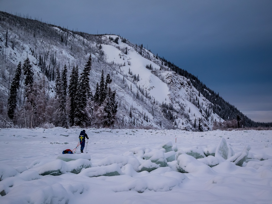 Yukon River frös först till under början av vintern men bröts sedan upp igen innan den återfrös. Det gör att vi stundtals får kryssa oss fram mellan högar av isblock. På engelska kallas det för jumble ice. Foto: David Erixon